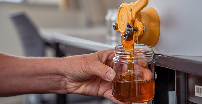 une belle récolte 2022 de miel au GIE SESAM-Vitale